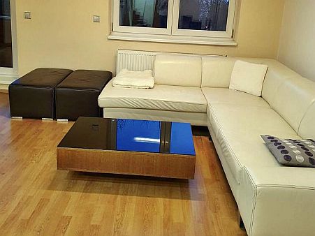 Praha - úklid obýváku v bytě